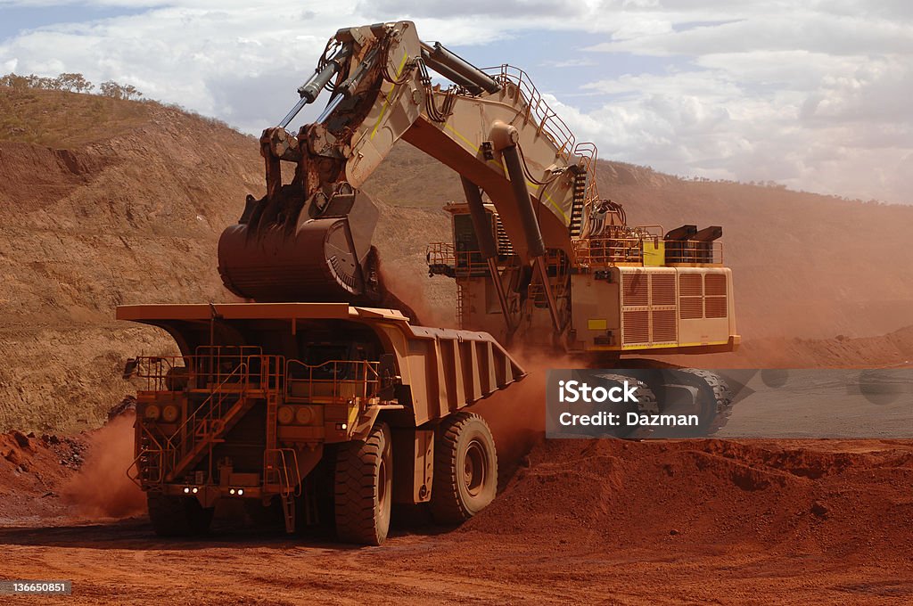 Excavator laden ore in ein praktischer Lkw. - Lizenzfrei Bergbau Stock-Foto