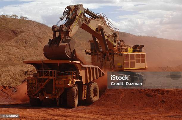 Excavator Laden Ore In Ein Praktischer Lkw Stockfoto und mehr Bilder von Bergbau - Bergbau, Australien, Schweres Nutzfahrzeug