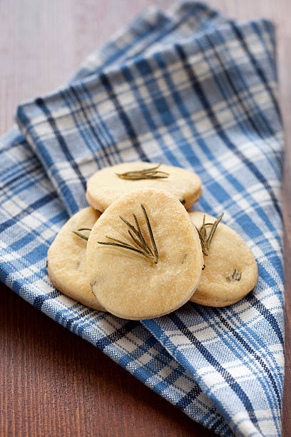 biscotto di siero - biscuit red blue macro foto e immagini stock