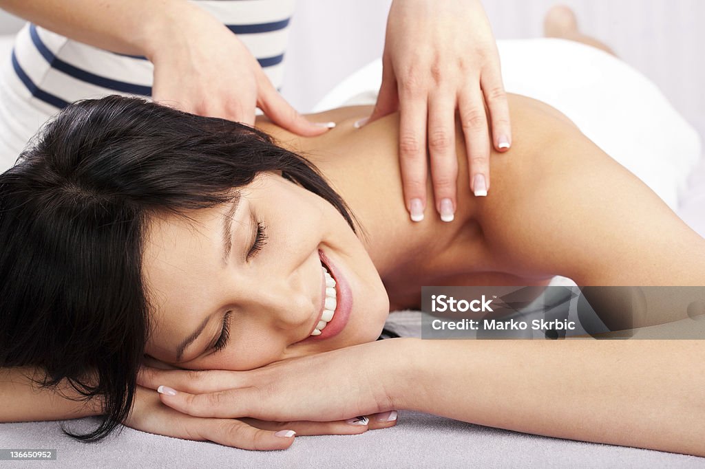 Sorridente Jovem mulher com Massagem no spa de - Royalty-free 20-24 Anos Foto de stock