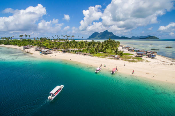 вид с воздуха на панораму острова майга, красивую голубую лагуну и коралловый риф. - island of borneo стоковые фото и изображения