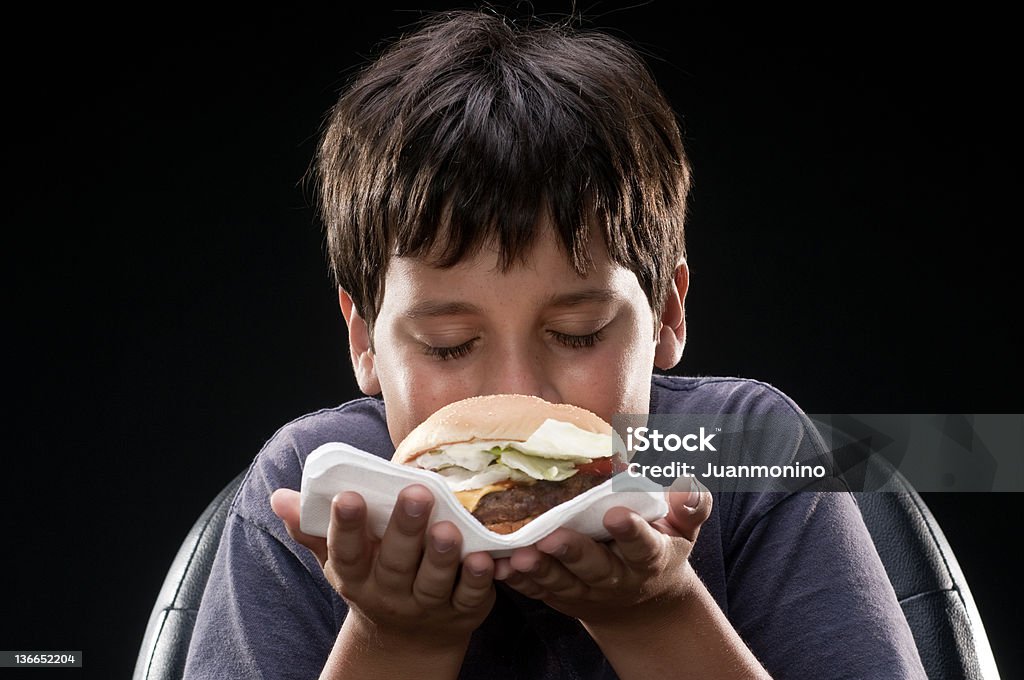 Kind riechen einen hamburger - Lizenzfrei Burger Stock-Foto