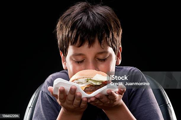 Criança Olfacto Um Hambúrguer - Fotografias de stock e mais imagens de Comida Pronta - Comida Pronta, Hambúrguer - Comida, Olfato