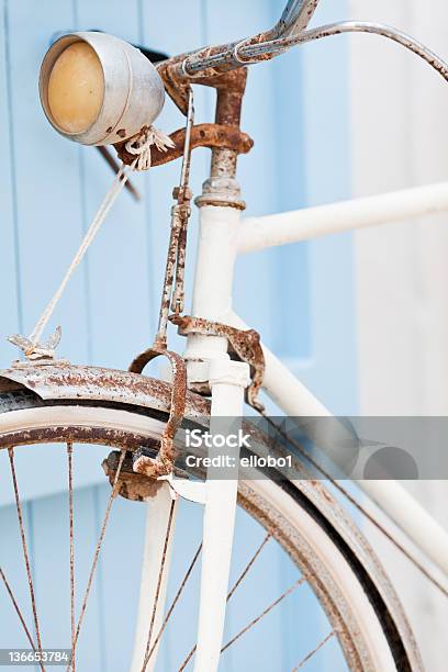 Photo libre de droit de Vieux Vélo Contre Penchée Porte Bleue banque d'images et plus d'images libres de droit de Blanc - Blanc, Rouillé, Vélo