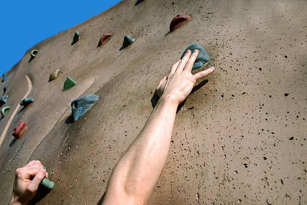 애씀 - climbing wall rock climbing holding reaching 뉴스 사진 이미지