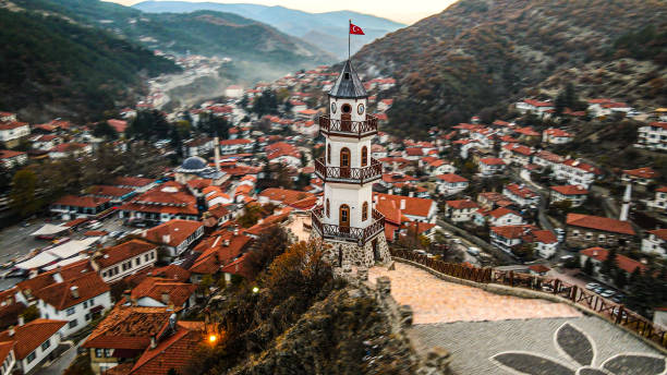 Göynük is a town and a district of Bolu Province in the Black Sea region of Turkey. It covers an area of 1,436 km², and the population (2000) is 18,589 of which 4,894 live in the town of Göynük. The mayor is Kemal Kazan (AKP). Its neighbours are Mudurnu from north-east, Nallıhan from south-east, Sarıcakaya from south, Yenipazar from south-west, Taraklı from west and Akyazı from north-west. The area has a long history of occupation going back to the Phrygians, Lydians, Persians and Ancient Romans. The Çatak Hamamı bathhouse dates back to the Roman times Göynük was absorbed into the Ottoman Empire in the early 14th century. In the late 19th and early 20th century, Göynük was part of the Kastamonu Vilayet of the Ottoman Empire. turquía, goynuk, pueblos antiguos desde el aire, asentamiento antiguo, videos aéreos, pueblos históricos, torre de la victoria, torre de la victoria quemada, con mucha ciudad, video de fondos, fondos de aldeas, cittaslow, torre histórica