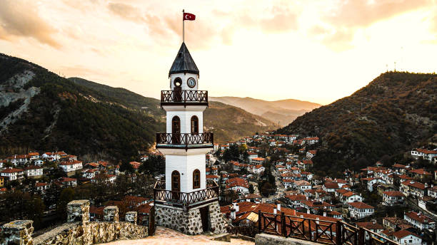 Göynük is a town and a district of Bolu Province in the Black Sea region of Turkey. It covers an area of 1,436 km², and the population (2000) is 18,589 of which 4,894 live in the town of Göynük. The mayor is Kemal Kazan (AKP). Its neighbours are Mudurnu from north-east, Nallıhan from south-east, Sarıcakaya from south, Yenipazar from south-west, Taraklı from west and Akyazı from north-west. The area has a long history of occupation going back to the Phrygians, Lydians, Persians and Ancient Romans. The Çatak Hamamı bathhouse dates back to the Roman times Göynük was absorbed into the Ottoman Empire in the early 14th century. In the late 19th and early 20th century, Göynük was part of the Kastamonu Vilayet of the Ottoman Empire. turquía, goynuk, pueblos antiguos desde el aire, asentamiento antiguo, videos aéreos, pueblos históricos, torre de la victoria, torre de la victoria quemada, con mucha ciudad, video de fondos, fondos de aldeas, cittaslow, torre histórica