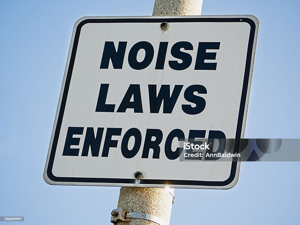 Panneau pour faire appliquer les lois de bruit - Photo de Bruit libre de droits