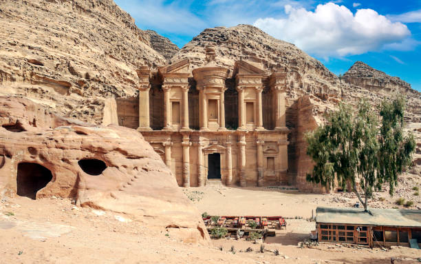 ruinas de la antigua ciudad de petra - siq al barid fotografías e imágenes de stock