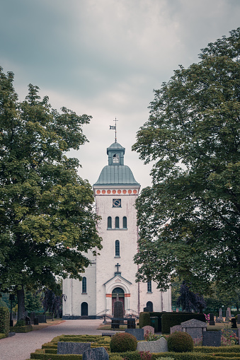 La iglesia llamada Trollenäs kyrka en Skåne Suecia durante el verano photo