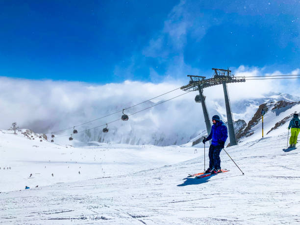 화창한 겨울 날에는 솔 덴 ö 츠 탈 스키장에서 스키 슬로프를 내려 스키와 스노보드를 준비 하는 사람들 - soelden 뉴스 사진 이미지