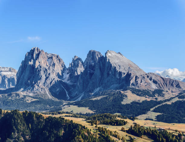 セイサー・アルム高原のラングール・グループのサッソピアット山岳地帯。南チロル、イタリア。 - sassopiatto ストックフォトと画像