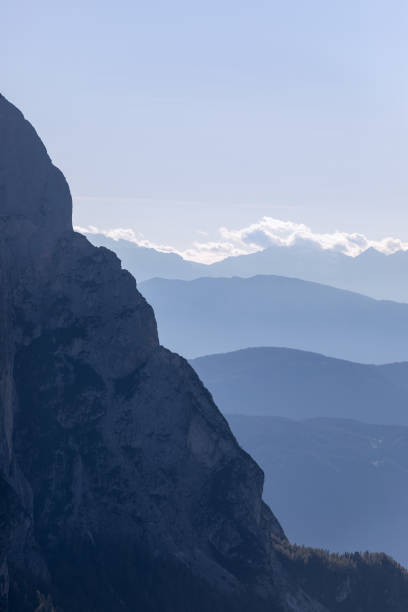 プンタ・ユーリンガー山の水平山脈と垂直斜面。セイザーアルム高原からの霧の朝の眺め - mountain valley european alps shade ストックフォトと画像