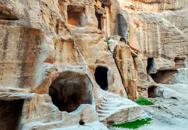 ruinas de la antigua ciudad de petra - siq al barid fotografías e imágenes de stock