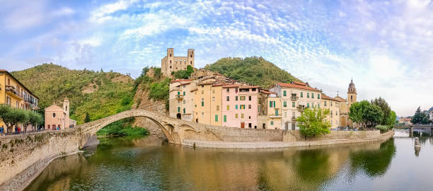 dolceacqua ,vintimille, province imperia , ligurie , italie:12 août 2021.vue panoramique château médiéval en ligurie riviera, castello dei doria, vieux pont, château historique - florence italy ancient past architecture photos et images de collection