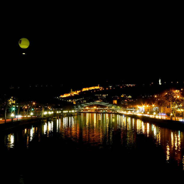 istock Night cityscape with a hot air balloon. 1366580549