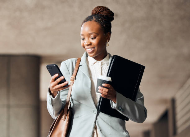 zdjęcie młodej bizneswoman za pomocą smartfona do wysyłania wiadomości tekstowych - businesswoman business women african descent zdjęcia i obrazy z banku zdjęć