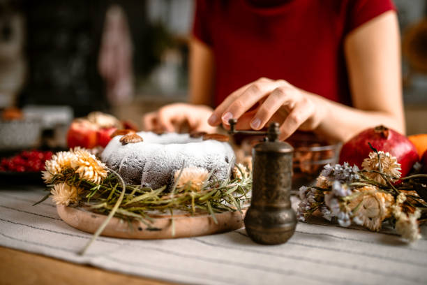 istock Finishing touch on holiday cake 1366583354