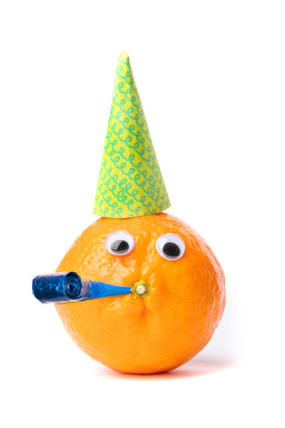 laranja personificada pronta para a festa - isolated on white fun orange food - fotografias e filmes do acervo
