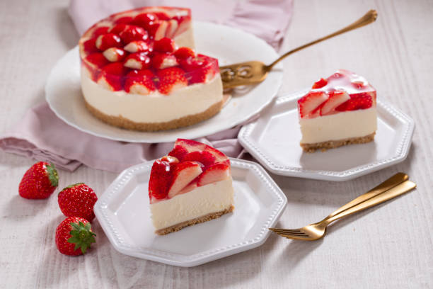 チーズケーキ、イチゴゼリートッピング - strawberry cheesecake ストックフォトと画像