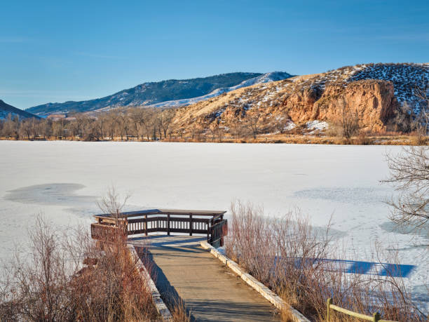 フォートコリンズ近くのコロラド山麓の初冬の朝 - fort collins rock cliff mountain range ストックフォトと画像