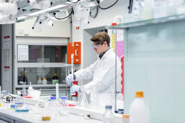 istock Scientist performing titration reaction in a conical flask and burette 1366602033