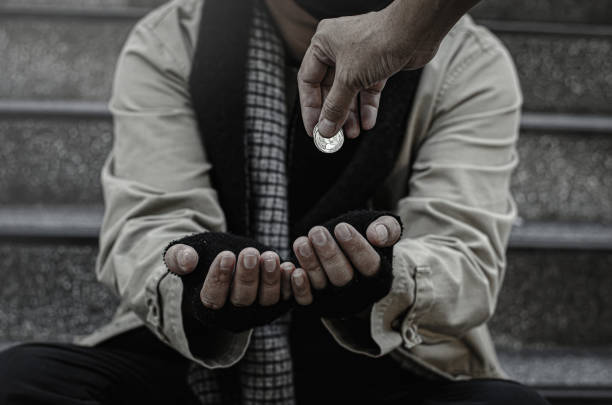 primer plano de los pobres o sin hogar las personas sin hogar piden dinero en público. el pobre mendigo de la ciudad se sentó en las escaleras con una taza de plata. - begging fotografías e imágenes de stock