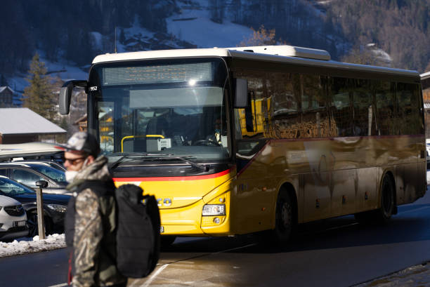 schweizer alpen bei der gemeinde lauterbrunnen im berner oberland. - bus coach bus travel red stock-fotos und bilder