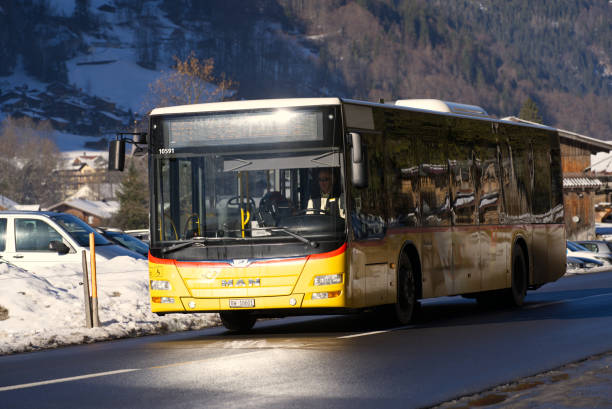 schweizer alpen bei der gemeinde lauterbrunnen im berner oberland. - bus coach bus travel red stock-fotos und bilder