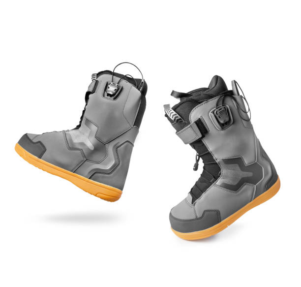 흰색 배경에 고립 된 블랙 기술 스노우 보드 부츠 - snowboard boot 뉴스 사진 이미지