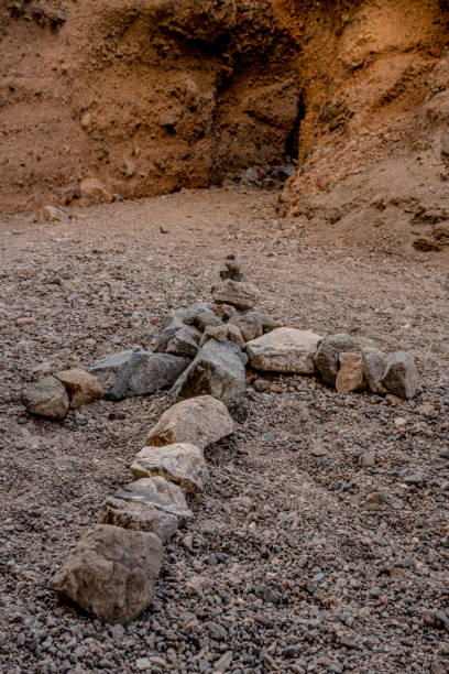 flecha de roca apuntando a hidden slot canyon - mojave rattlesnake fotografías e imágenes de stock
