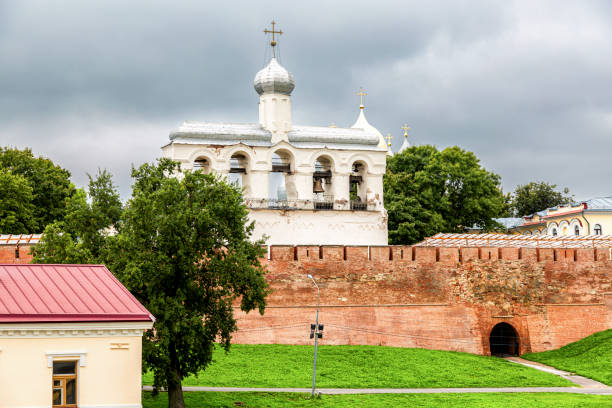 blick auf den nowgoroder kreml (russland) und den belfried der kathedrale st. sofia - novgorod stock-fotos und bilder