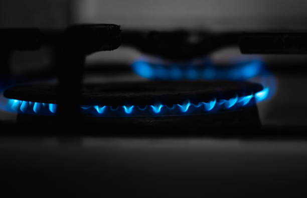 consumo y precio del gas - concepto. - blue flame natural gas fireplace fotografías e imágenes de stock