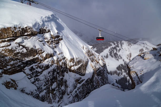 горные лыжи в джексон-хоул, вайоминг - ski resort winter ski slope ski lift стоковые фото и изображения