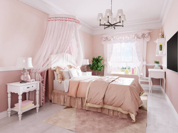 白いベッドサイドテーブルとベッドの上にキャノピーと古典的なスタイルでピンクのトーンの女の子のための保育園のデザイン。