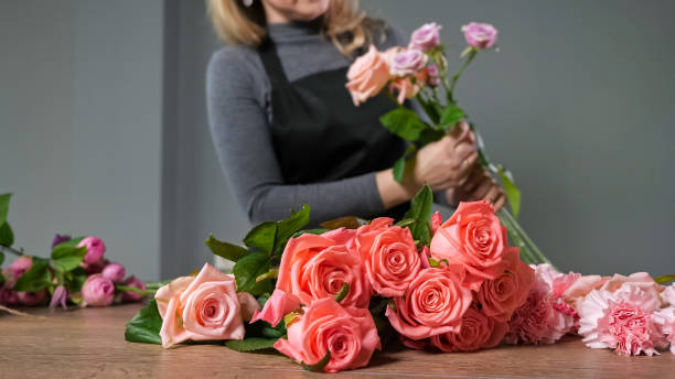 istock Florist takes pink roses to make elegant flower composition 1366632131
