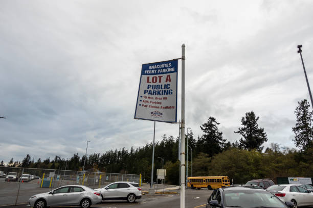 straßenansicht des parkplatzes des washington state ferry terminals. - seattle ferry whidbey island puget sound stock-fotos und bilder