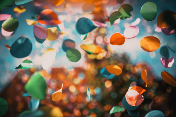 都市の空気のお祝いで紙吹雪の背景 - ballooning festival ストックフォトと画像