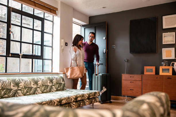 jeune couple entrant dans leur maison louée pour des vacances - bed and breakfast photos et images de collection