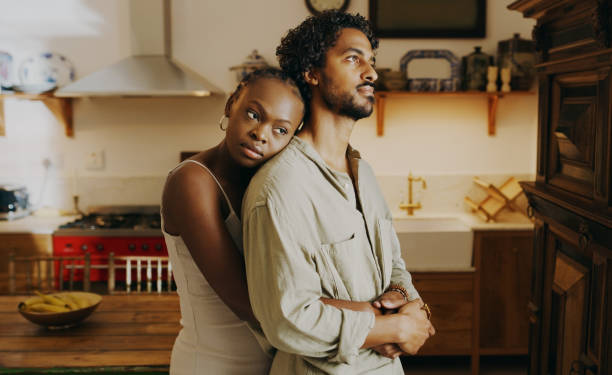 scatto di una giovane donna attraente che abbraccia il suo ragazzo mentre si lega con lui a casa - couple young adult african descent multi ethnic group foto e immagini stock