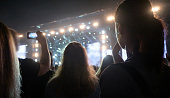 jubelnde-menge-bei-einem-rockkonzert.jpg?b=1&s=170x170&k=20&c=RtGmQlYbgAnZQxkw4VsdBNcOsjC9heiv0oAaQxMD9QY=