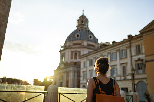 Mujer turista en Roma por el Foro Romano: vacaciones en Italia photo
