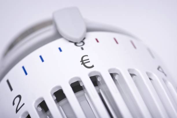 thermostat d’un radiateur de chauffage avec le symbole euro, augmentation des coûts pour le concept de chaleur et d’énergie. - power saving photos et images de collection