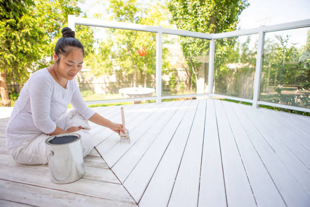 sonriente mujer asiática pintando cubierta - wood deck wood stain paint fotografías e imágenes de stock