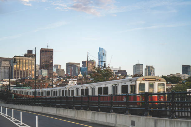 ligne de métro rouge de boston sur le pont longfellow avec vue panoramique sur les gratte-ciel en arrière-plan - rail fence photos et images de collection