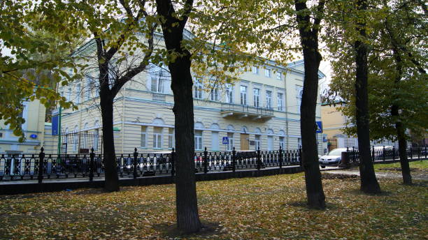 tatishchev mansion, a petrovsky boulevard, maniero della città del 18 ° secolo in stile classicista, mosca, russia - boulevard mansion road grounds foto e immagini stock