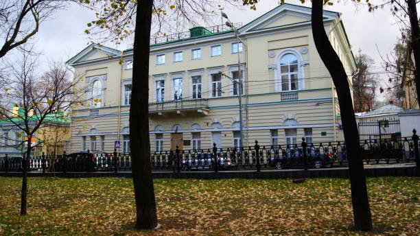 mansión tatishchev, en petrovsky boulevard, mansión de la ciudad del siglo 18 de estilo clasicismo, moscú, rusia - boulevard mansion road grounds fotografías e imágenes de stock