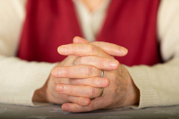 starsze ręce - arthritis senior adult rheumatoid arthritis sadness zdjęcia i obrazy z banku zdjęć