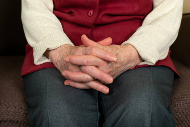 ältere hände - arthritis senior adult rheumatoid arthritis sadness stock-fotos und bilder