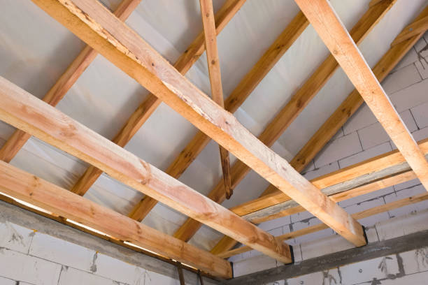 holzrahmen des neuen daches. dachkonstruktionen. holzkonstruktionen - home addition attic timber roof beam stock-fotos und bilder